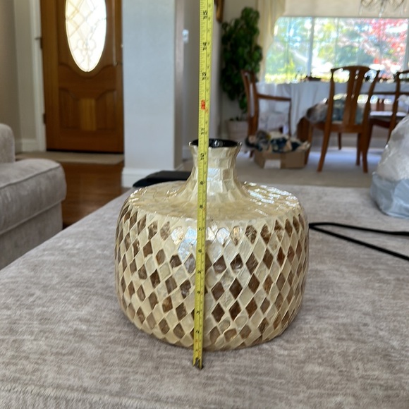 Gold/cream colored shell mosaic vase - Picture 7 of 8